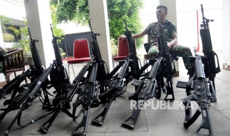 Pengamanan KPU. Petugas dari TNI dan Polri mulai berjaga di KPU Pusat, Jakarta, Kamis (18/4/2019).