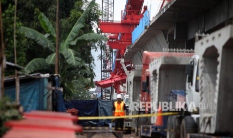 Petugas memperiksa kondisi crane proyek pembangunan kontruksi jalur kereta ”double-dobel track (DDT)