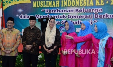 Menkeu Sri Mulyani (ketiga kiri) berbincang dengan Wakil Ketua Umum MUI Zainut Tauhid Sa'adi,Sekjen MUI Anwar Abas, Wasekjen Valina Singka Subekti, Ketua Panitia Kongres Azizah dan Ketua MUI Bidang Perempuan Remaja dan Keluarga Amany Lubis (dari Kiri) saat pembukaan kongres muslimah Indonesia ke-2 di Jakarta ,Senin (17/12).