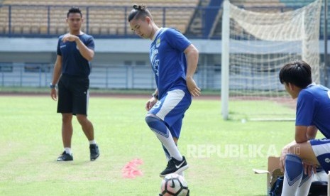 Kim Jeffrey Kurniawan melakukan terapi sambil berlatih saat latihan Persib, di Stadion Gelora Bandung Lautan Api (GBLA), Kota Bandung, Senin (12/3).