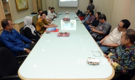 Ketua Presidium Medical Emergency Rescue Committee (MER-C) Sarbini Abdul Murad bersama Head Of Fundraising Division Luly Larissa dan Presidium MER-C Arief Rachman (dari kiri) memaparkan pendapat saat berkunjung ke Kantor Republika, Jakarta, Kamis (9/5).