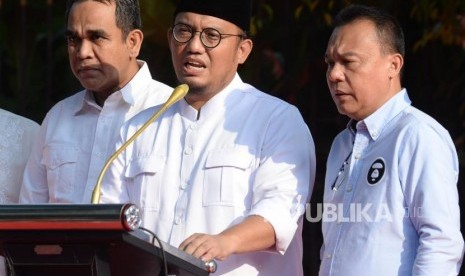 Jubir BPN 02 Dahnil Anzar Simanjuntak bersama Anggota tim Pemenangan Prabowo-Sandi menyampaikan keterangan di Kartenegara, Jakarta, Rabu (17/4).