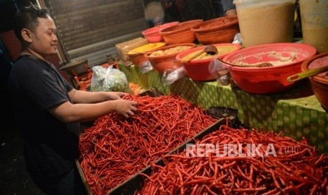 Cabe Penyebab Inflasi Maret. Pedagang merapikan cabai merah di Pasar Senen, Jakarta, Senin (2/4).