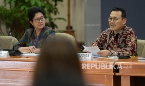 Polemik Pemutusan BPJS Kesehatan. Menkes Nila F Moeleok (kiri) bersama Dirut BPJS Kesehatan Fahmi Idris menggelar konpres bersama di Kemenkes, Jakarta, Senin (7/1/2019).