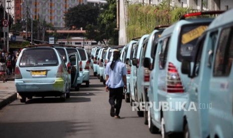 Kendaraan angkutan umum jurusan Tanah Abang terparkir saat melakukan aksi demo di Kawasan Tanah Abang, Jakarta, Senin (29/1).