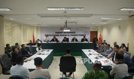 Ketua Bawaslu Abhan memimpin lanjutan sidang Adjudikasi penyelesaian sengketa proses pemilu dengan pemohon Partai Bulan Bintang (PBB)  di Kantor Bawaslu, Jakarta, Rabu (28/2).