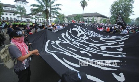 Ribuan massa mengikuti Aksi Damai Bela Kalimah Tauhid, di depan Gedung Sate, Kota Bandung, Jumat (26/10).