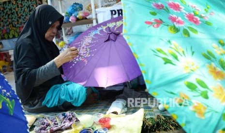 Seorang lansia produktif membuat tikar mendong pada Puncak Hari Lanjut Usia Nasional (HLUN) 2019, di Monumen Juang Jawa Barat, Kota Bandung, Rabu (10/7).