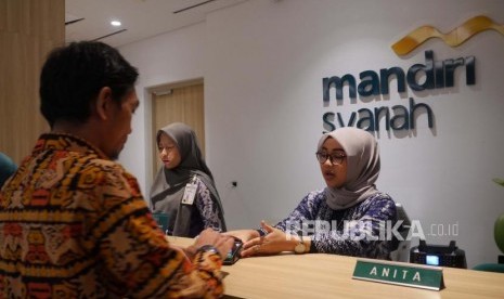 Untuk berperan serta memperingati hari Batik Nasional pegawai Bank Mandiri Syariah (BSM) melayani nasabah yang datang ke kantor cabang Thamrin Jakarta, Rabu (2/10) dengan menggunakan pakaian batik. Per Juni 2019 jumlah rekening Tabungan Mandiri Syariah mencapai 8,38 juta, tumbuh 14,45% (yoy) dan total dana pihak ketiga Rp87,35 triliun.