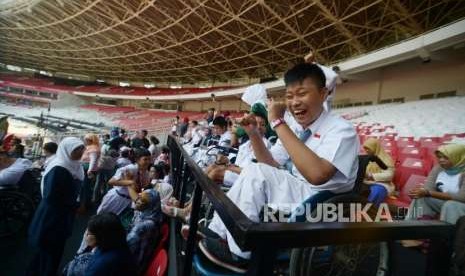 Ekpresi pelajar  dari Yayasan Pembinaan Anak Cacat Jakarta  saat menyaksikan pertandingan Para Atletik Asian Para Games di Stadion Utama Gelora Bung  Karno, Jakarta, Senin (8/10).