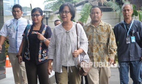 Anggota tim pemantau kasus Novel BAswedan Bifitria, Wakil Ketua Bidang Eksternal Komnas HAM Sandrayati Moniaga, Komisioner Pengkajian dan Penelitian Mochammad Choirul Anam(kiri ke kanan) tiba di kantor KPK, Jakarta, Jumat (16/3).