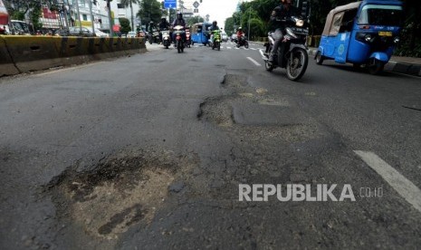 Jalan Rusak. Sejumlah pengendara menghindari jalan yang berlubang di Jalan Gunung Sahari, Jakarta, Kamis (28/2).