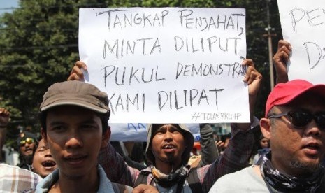  Jurnalis se-Wilayah Cirebon menolak regulasi yang dianggap akan mengerdilkan dan mengancam kebebasan pers. Penolakan itu disampaikan dalam unjuk rasa di depan Gedung DPRD Kota Cirebon, Kamis (26/9).