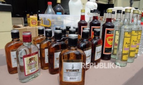 Sejumlah barang bukti diperlihatkan saat rilis kasus minuman keras oplosan.