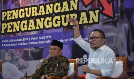 Menaker Hanif Dhakiri (kanan) dan Mendikbud Muhajir Effendy menjadi narasumber pada acara Diskusi Media FMB9 di Gedung Bappenas, Jakarta, Kamis (8/11).