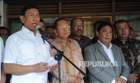  Menteri Koordinator Politik  Hukum dan Keamanan, Wiranto(kiri)  didampingi Anggota DPR Ri dan Sekjen Partai Pengusung Joko Widodo  saat melakukan  konfrensi pers terkait hasil rapat yang selanggarakan  di Rumah Dinas  Menkopolhukam, Jakarta, Senin (14/05).