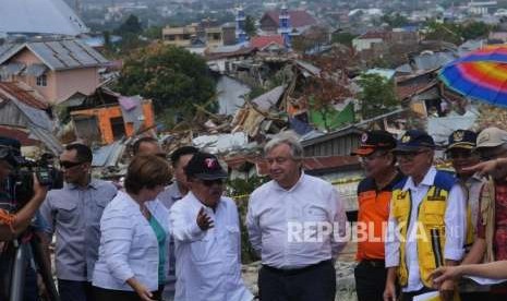 Vice President Jusuf Kalla (center) accompanied UN Secretary General Antonio Gutteres (right) and CEO World Bank Kristalina Georgiva (left) when visiting Balaroa housing complex, Palu, Central Sulawesi, Friday (Oct 12).