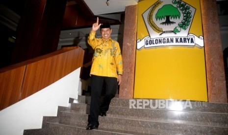 Ketua DPD I Golkar Jawa Barat Dedi Mulyadi melambaikan tangan kepada para wartawan usai rapat DPD Golkar Provinsi, di Kantor DPP Partai Golkar, Jakarta, Senin (20/11).