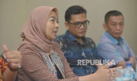 Vice President  General Secretary, Vera Galuh Sugianto(kiri) menjelaskan tentang  Danone Indonesia saat melakukan kunjungan ke Kantor Republika di Jakarta, Senin (1/10).