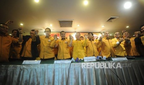 Pemecatan OSO. Pengurus Partai DPP Partai HAnura berfoto bersama usai melakukan konferensi pers di Hotel Ambhara, Jakarta, (15/1).