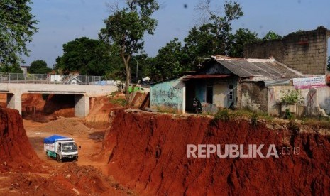 Mobil truk melintas di dekat rumah yang berada di kawasan Tol Cinere-Jagorawi (Cijago) Seksi II, Depok, Jawa Barat, Sabtu (7/7).