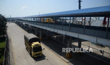 Sejumlah truk melintas di kawasan Pelabuhan Bakauheni, Lampung, Kamis (31/5).