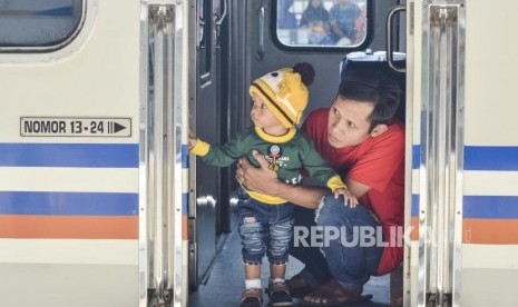 Mudik Stasiun Senen.Sejumlah pemudik menaiki kereta Api Gaya Baru malam di Stasiun Senen, Jakarta Pusat, Jum’at (31/5).