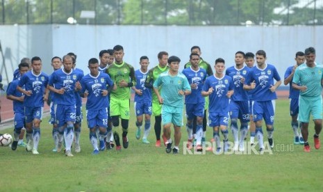 Para pemain persib melakukan latihan fisik saat latihan perdana, di Stadion Sport Jabar Arcamanik, Kota Bandung, Senin (14/1).