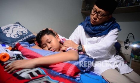 Terdapat keistimewaan di balik makan sahur yang disunnahkan Rasulullah. Ilustrasi Membangunkan anak untuk sahur