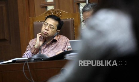 Terdakwa kasus korupsi pengadaan KTP elektronik Setya Novanto tertidur saat menjalani sidang lanjutan di Pengadilan Tipikor, Jakarta, Senin (15/1).