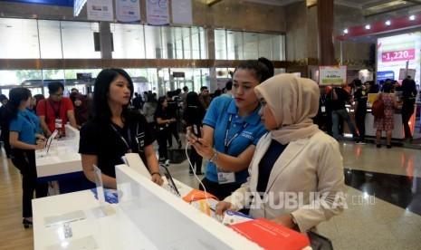 Pengunjung memadati salah satu stan pameran Indocomtech.