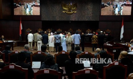 Sejumlah saksi dari pihak pemohon saat diambil sumpahnya pada sidang lanjutan Perselisihan Hasil Pemilihan Umum (PHPU) Pemilihan Presiden (Pilpres) 2019 di Gedung Mahkamah Konstitusi, Jakarta, Rabu (19/6).