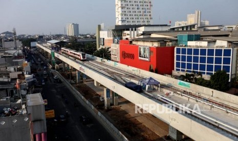 Suasana proyek pembangunan Light Rail Transit (LRT) dalam proses penyelesaian di Stasiun LRT Kelapa Gading, Jakarta, Senin (30/7).