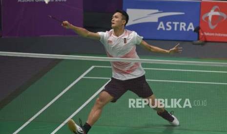 Pebulu tangkis Indonesia Jonatan Christie mengembalikan kok kearah lawannya pada pertandingan final cabang bulu tangkis nomor tunggal putra Asian Games 2018 di Istora Senayan, Jakarta, Selasa (28/8).