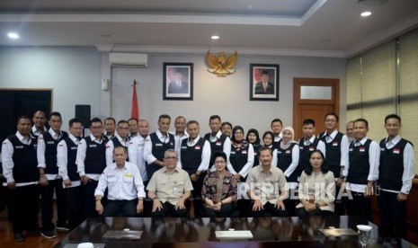 Menteri Kesehatan Nila F Moeloek berfoto bersama usai memberikan arahan saat pelepasan tim advance dan tim Petugas Penyelenggara Ibadah Haji (PPIH) Bidang Kesehatan di Kantor Kementerian Kesahatan, Jakarta, Senin (1/7).