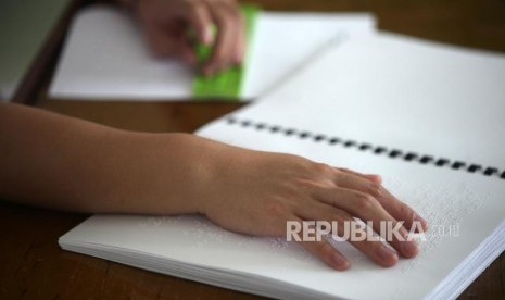 Siswa tunanetra mengerjakan soal Bahasa Indonesia dengan huruf braile saat mengikuti ujian nasional (ilustrasi)