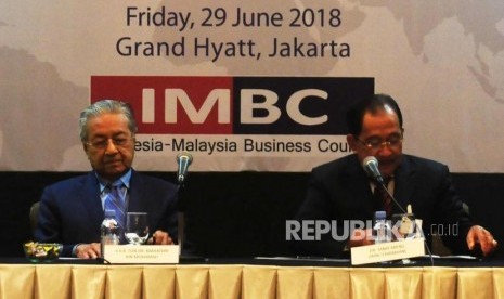 Perdana Menteri Malaysia Mahathir Mohamad (kiri) bersama Chairman of Indonesia - Malaysia Business Council (IMBC) Tanri Abeng saat melakukan pertemuan di Hotel Grand Hyatt, Jakarta, Jumat (29/8).