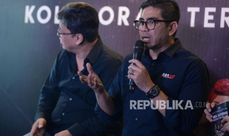 Direktur Utama PT Mahaka Radio Integra Tbk (MARI) Adrian Syarkawie (kanan) memberikan keterangan pada acara media gatehring  di Jakarta, Senin (27/5).