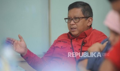 Sekertaris Jendral PDIP Hasto Kristiyanto memberikan penjelasan saat melakukan kunjungan ke kantor Harian Republika, Jakarta, Senin (8/1).