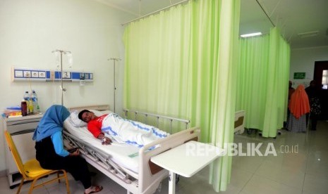 Pasien Demam Berdarah Dengue (DBD) saat menjalani perawatan di RSUD Depok, Jawa Barat, Senin (28/1).