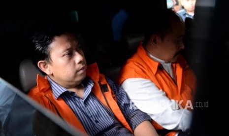 Bupati Cianjur Irvan Rivano Muchtar mengenakan rompi tahanan seusai menjalani pemeriksaan di gedung KPK, Jakarta, Kamis (13/12).