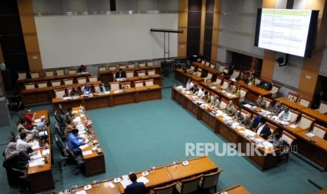 Suasana rapat dengar pendapat antara Dirjen Penyelenggaraan Haji dan Umrah (PHU),  Badan Pengelola Keuangan Haji (BPKH) dan Komisi VIII DPR di Komplek Parlemen Senayan, Jakarta, Selasa (27/3).