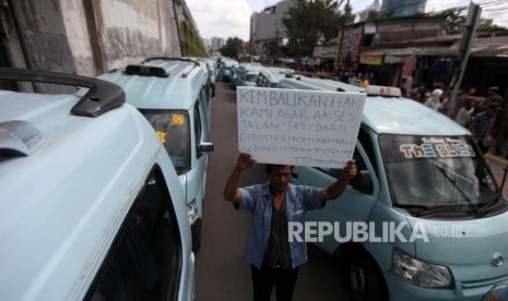 Sopir angkutan umum jurusan Tanah Abang melakukan aksi demo di Kawasan Tanah Abang, Jakarta, Senin (29/1).