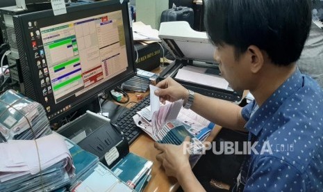 Petugas Kementerian Agama sedang melakukan pendataan pembuatan visa haji untik calon jamaah haji Indonesia di kantor Kementrian Agama RI di Jakarta, Selasa (25/6).