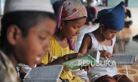 Sejumlah anak muslim Rohingya membaca alquran di masjid kampung Char Pauk, Sittwe, Myanmar, Sabtu (2/6).