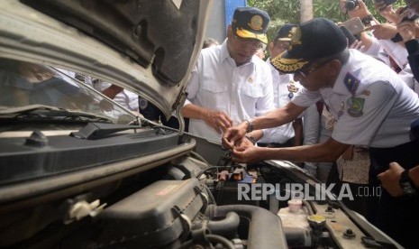 Menteri Perhubungan Budi Karya Sumadi saat meninjau aktifitas uji KIR gratis di Unit Pelayanan Teknis Daerah Pengujian Kendaraan Bermotor (UPTD PKB) Dinas Perhubungan Kota Tangerang, Banten, Selasa (6/3).