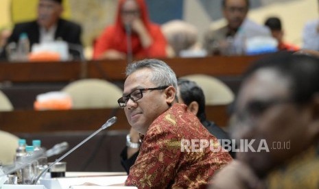 Pembahasan Terkait Daerah Pemilihan. Ketua KPU Arief Budiman mengikuti rapat dengar pendapat bersama Komisi II DPR RI di Komplek Parlemen Senayan, Jakarta, Senin (26/3).