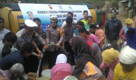  Polres Tasikmalaya menyiapkan 220 ribu liter air yang siap didistribusikan. 