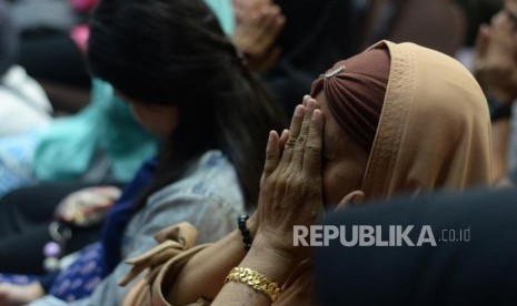 Keluarga korban jatuhnya pesawat Lion Air JT 610 PK- LQP menangis saat berdoa  bersama usai  berlangsungnya sesi konferensi pers di Jakarta, Senin (5/11).