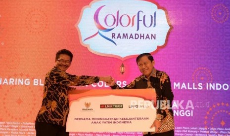 Program Sambut Ramadhan. Komisioner BAZNAS Drs. Nuryanto (kiri) menerima papan kerjasama dari Lippo Malls Indonesia Teguh Pudjowigoro di sela Peluncuran Colorful Ramadhan Lippo Malls di Jakarta, Selasa, (30/4/2019).